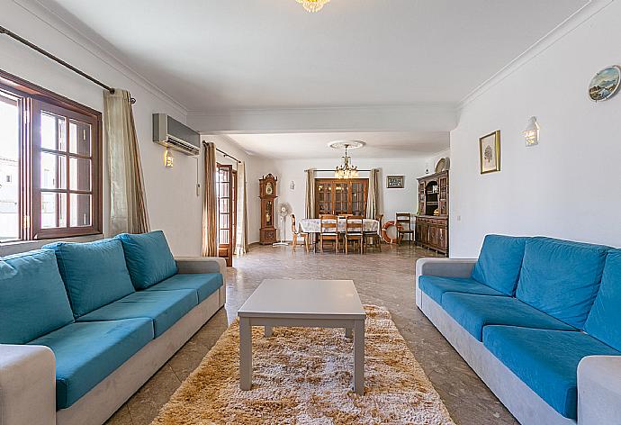 Open-plan living room with dining area  . - Brisa Do Mar . (Галерея фотографий) }}