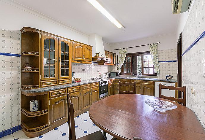 Equipped kitchen with dining table  . - Brisa Do Mar . (Galerie de photos) }}