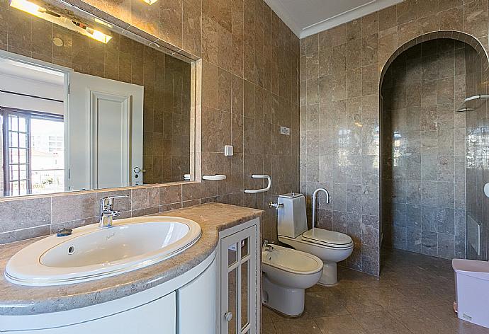 Bathroom with bathtub . - Brisa Do Mar . (Photo Gallery) }}