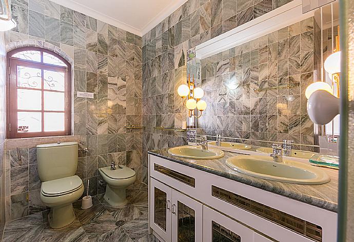 Bathroom with shower  . - Brisa Do Mar . (Photo Gallery) }}