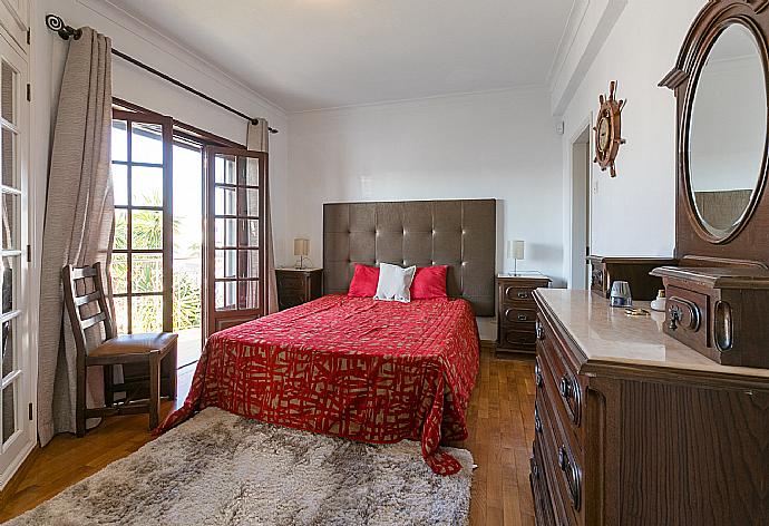 Double bedroom with en-suite bathroom and  terrace access . - Brisa Do Mar . (Галерея фотографий) }}