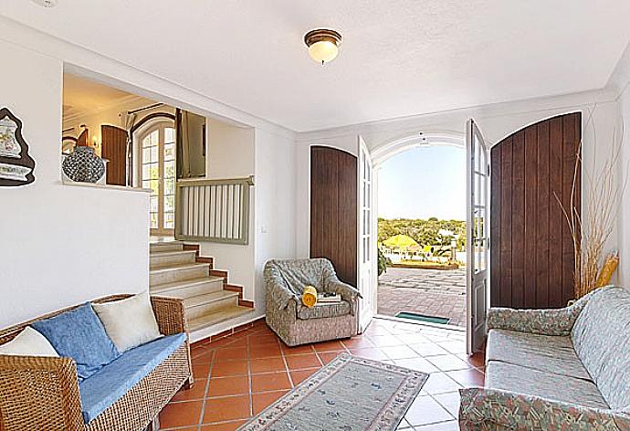 Living room with sofas, WiFi internet, satellite TV, and DVD player . - Monte Branco . (Galería de imágenes) }}