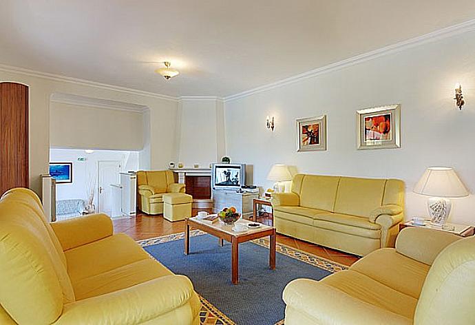 Living room with sofas, WiFi internet, satellite TV, and DVD player . - Monte Branco . (Galleria fotografica) }}