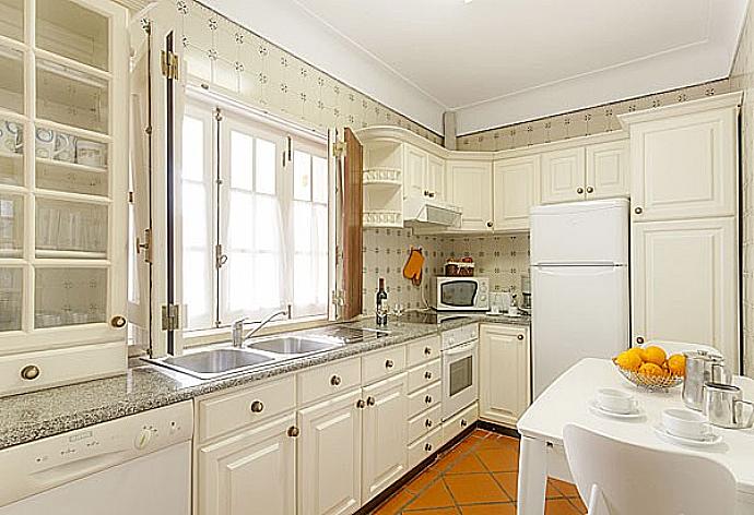 Equipped kitchen and dining area . - Monte Branco . (Fotogalerie) }}