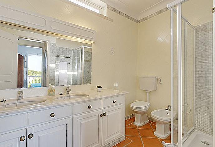 Bathroom with shower . - Monte Branco . (Galerie de photos) }}