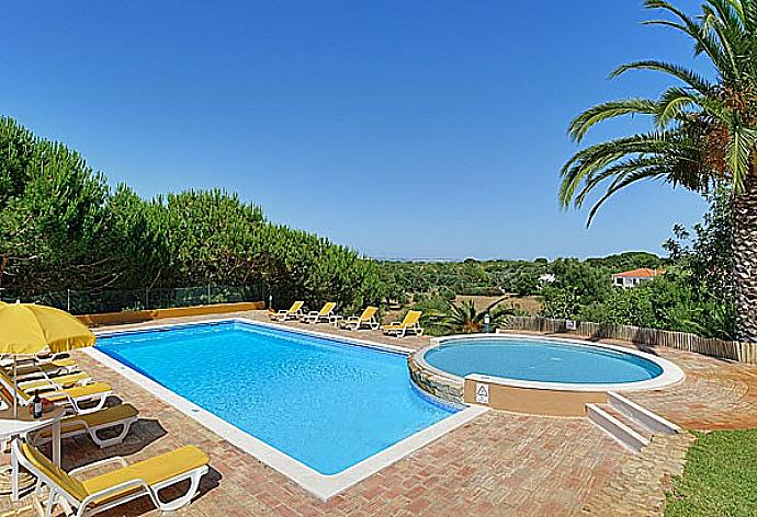 Private pool with terrace and garden . - Monte Branco . (Galerie de photos) }}