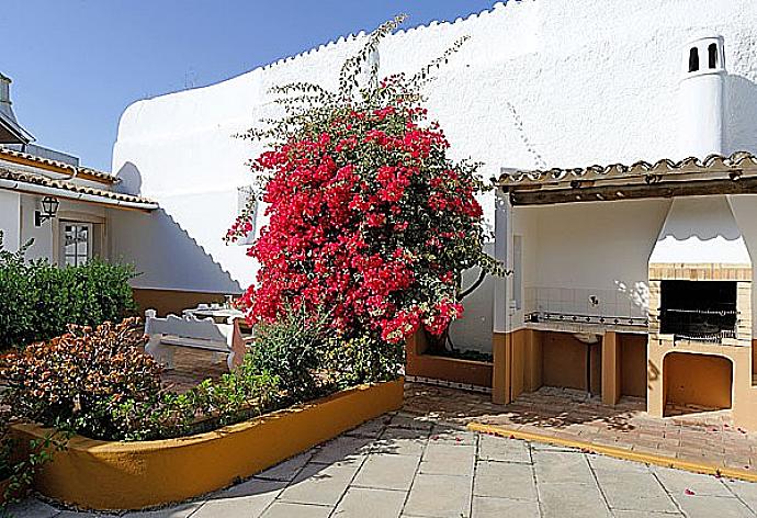 Terrace area with BBQ . - Monte Branco . (Fotogalerie) }}