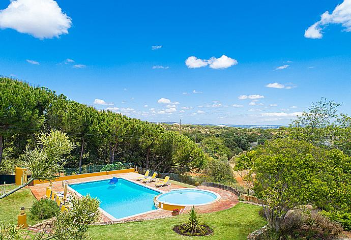 Aerial view of pool, terrace, and garden . - Monte Branco . (Galería de imágenes) }}