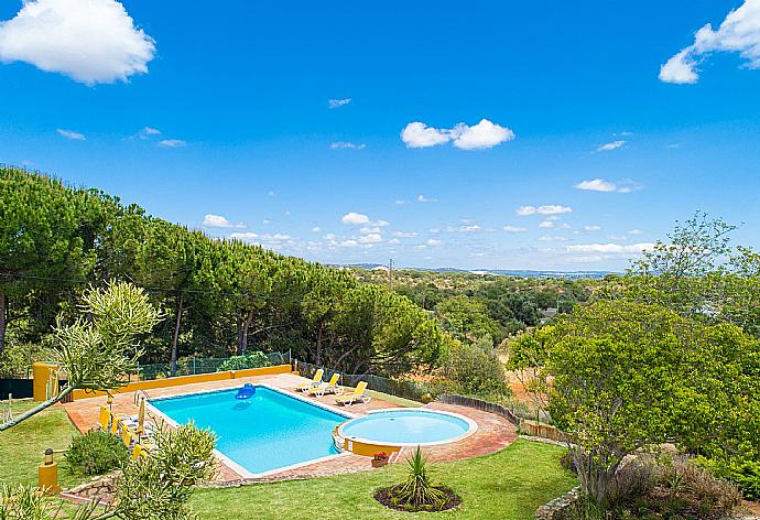 Aerial view of pool, terrace, and garden . - Monte Branco . (Fotogalerie) }}