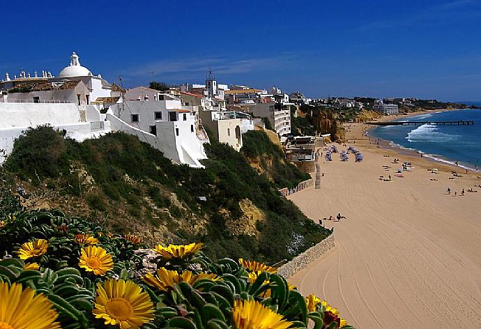 View over Albufeira, Algarve . - Monte Branco . (Галерея фотографий) }}