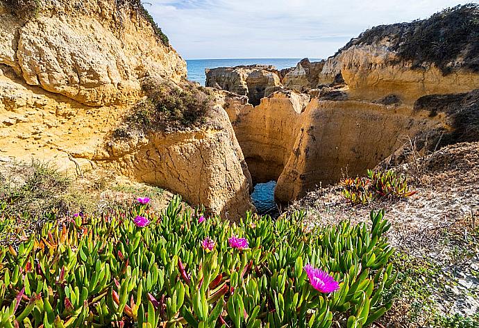 The stunning coast of Albufeira . - Monte Branco . (Fotogalerie) }}