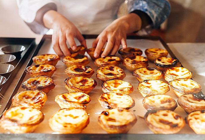 Traditional Portuguese dessert Pasteis de nata  . - Monte Branco . (Galería de imágenes) }}