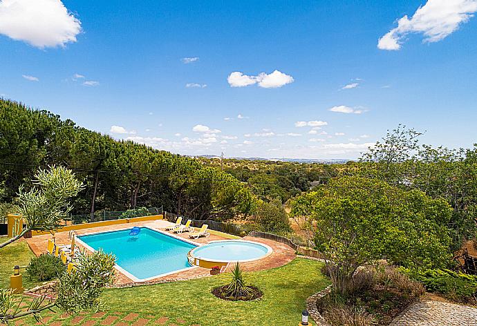 Private pool with terrace and garden . - Monte Branco . (Galerie de photos) }}
