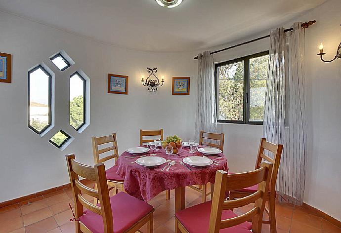 Living room with sofas, dining area, ornamental fireplace, WiFi internet, satellite TV, and DVD player . - Villa Coelho . (Galerie de photos) }}