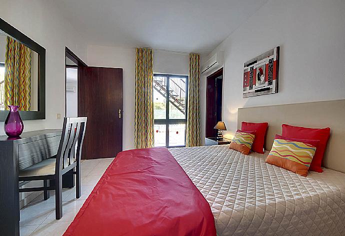 Double bedroom with AC . - Villa Coelho . (Photo Gallery) }}