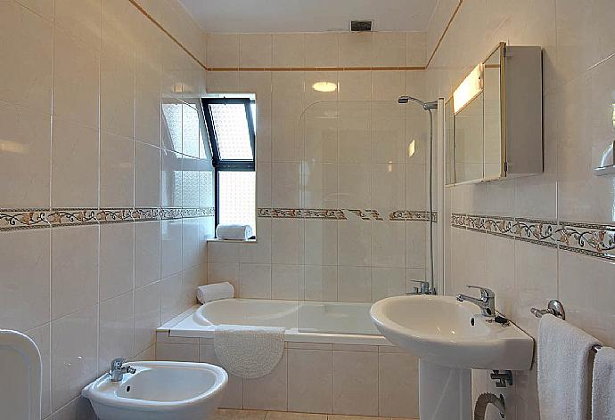 Bathroom with bath and shower . - Villa Coelho . (Photo Gallery) }}