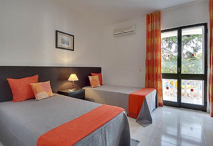 Twin bedroom with AC . - Villa Coelho . (Photo Gallery) }}