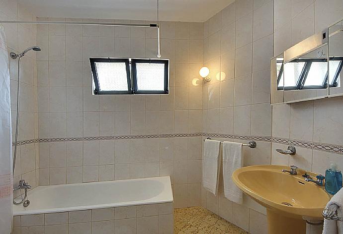 Bathroom with bath and shower . - Villa Coelho . (Fotogalerie) }}