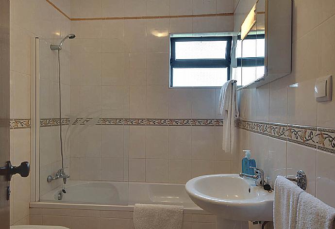 Bathroom with bath and shower . - Villa Coelho . (Fotogalerie) }}