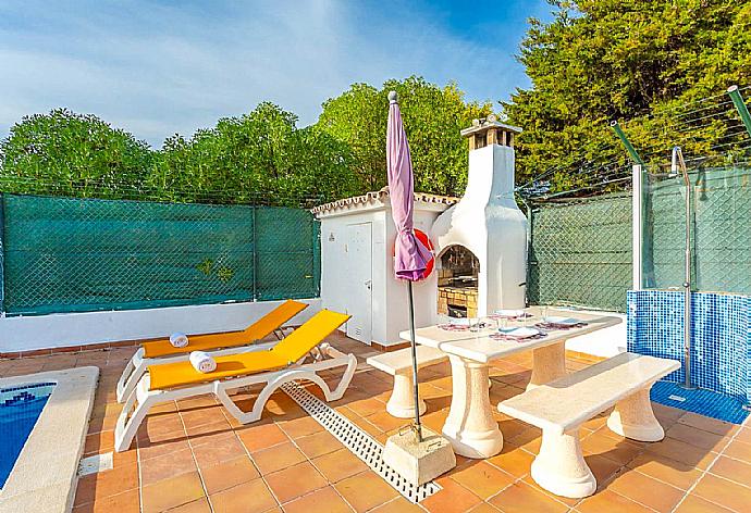 Terrace area with BBQ . - Villa Coelho . (Galerie de photos) }}