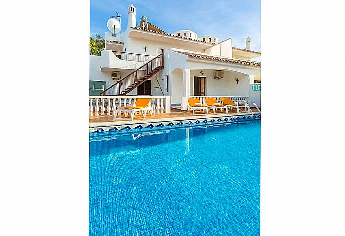 Private pool with terrace . - Villa Coelho . (Galerie de photos) }}