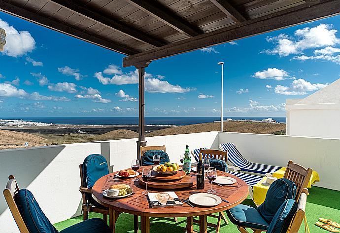 Outside Dining Table . - Villa Reyes . (Galleria fotografica) }}