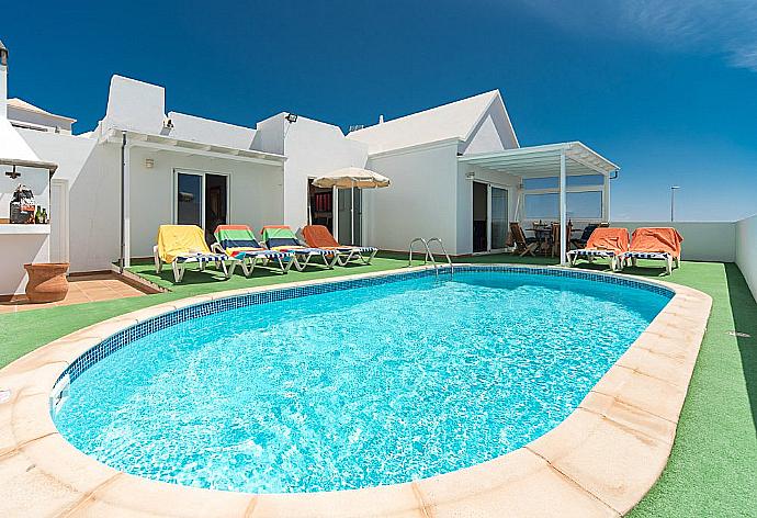 Private pool with terrace area . - Villa Reyes . (Галерея фотографий) }}