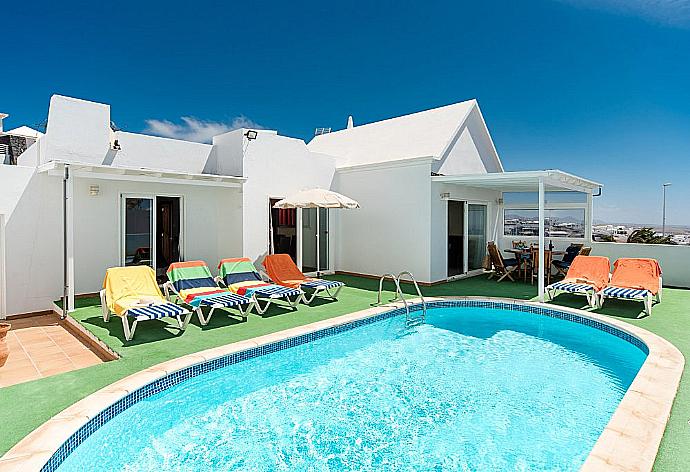 ,Private pool with terrace area . - Villa Reyes . (Galería de imágenes) }}