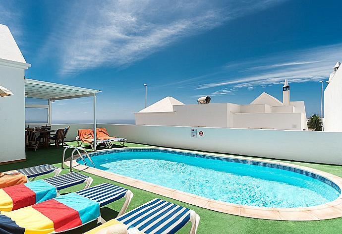 Private pool with terrace area . - Villa Reyes . (Fotogalerie) }}