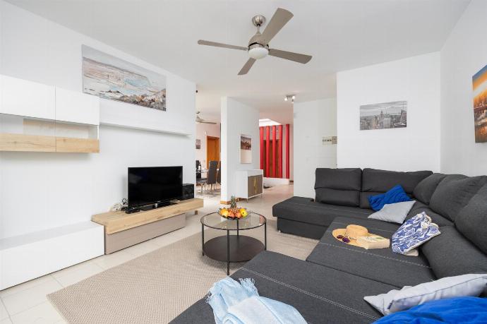 Living room with sofa, dining area, WiFi internet, and satellite TV . - Villa Reyes . (Galleria fotografica) }}