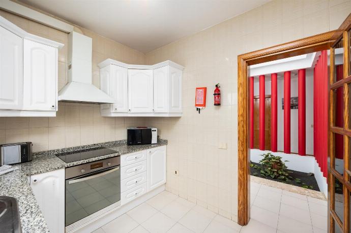 Equipped kitchen . - Villa Reyes . (Fotogalerie) }}