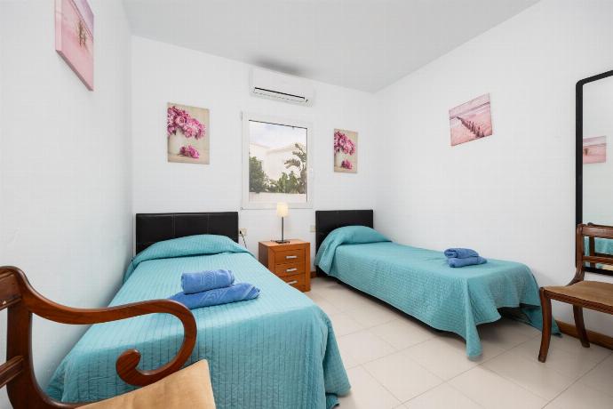 Twin bedroom with A/C . - Villa Reyes . (Galería de imágenes) }}