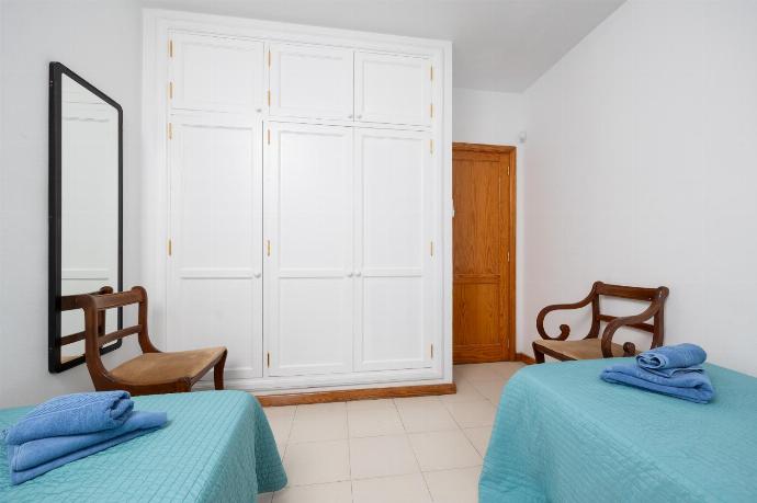 Twin bedroom with A/C . - Villa Reyes . (Galería de imágenes) }}