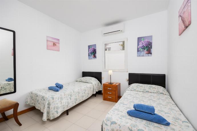 Twin bedroom with A/C . - Villa Reyes . (Galería de imágenes) }}