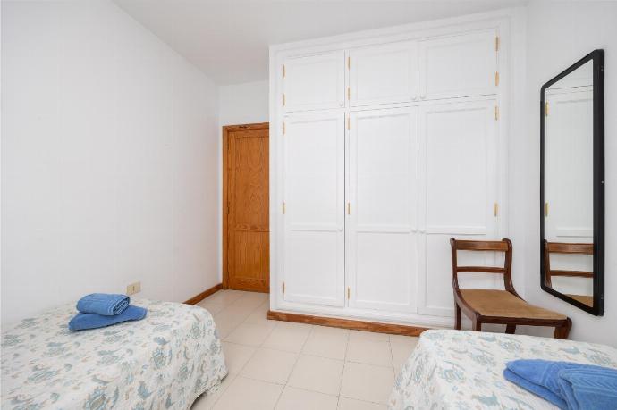 Twin bedroom with A/C . - Villa Reyes . (Galería de imágenes) }}