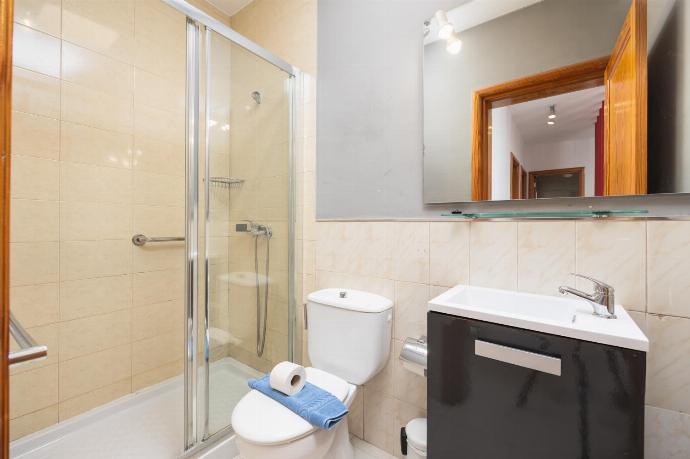 Family bathroom with shower . - Villa Reyes . (Fotogalerie) }}