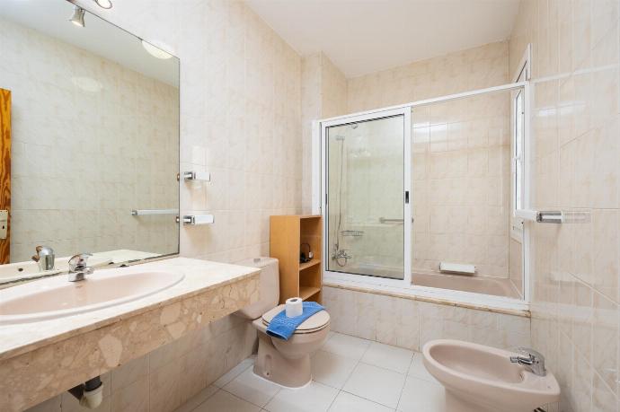 Family bathroom with bath and shower . - Villa Reyes . (Photo Gallery) }}
