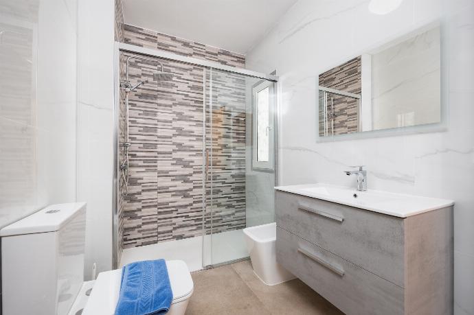 Family bathroom with shower . - Villa Reyes . (Galería de imágenes) }}