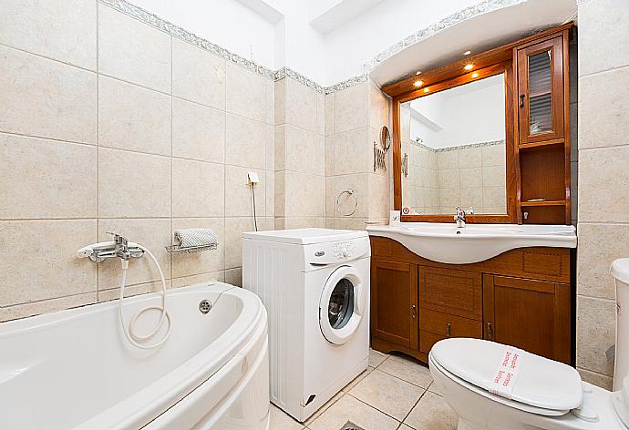 Bathroom with bath and shower . - Anna Apartment . (Galería de imágenes) }}