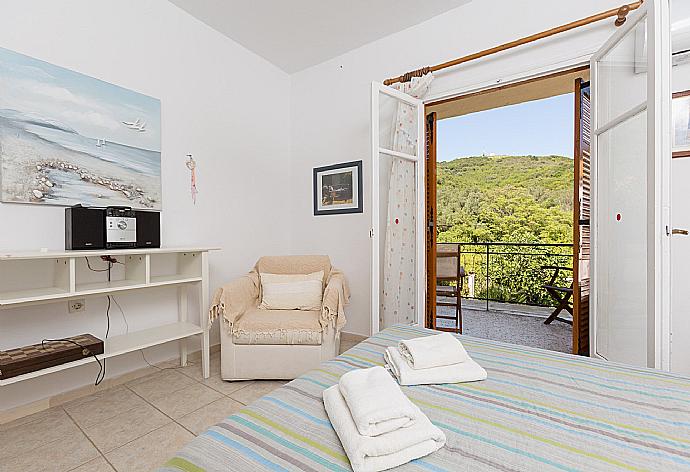 Double bedroom with A/C and balcony access . - Anna Apartment . (Galería de imágenes) }}