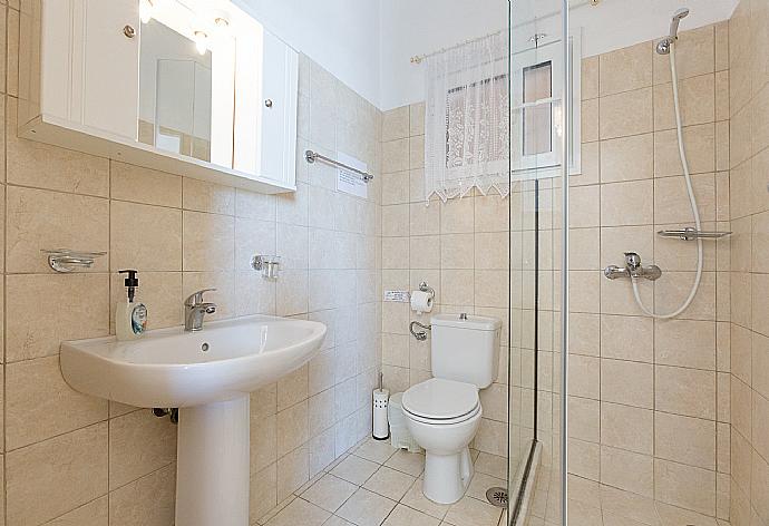 Bathroom with overhead shower . - Villa Armandos . (Galerie de photos) }}