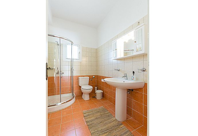 En suite bathroom with overhead shower . - Villa Armandos . (Galería de imágenes) }}