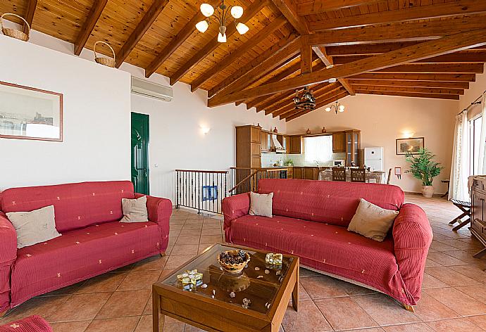 Open-plan living room with WiFi Internet, Satellite TV, DVD player, dining area, equipped kitchen and balcony access . - Villa Armandos . (Galleria fotografica) }}