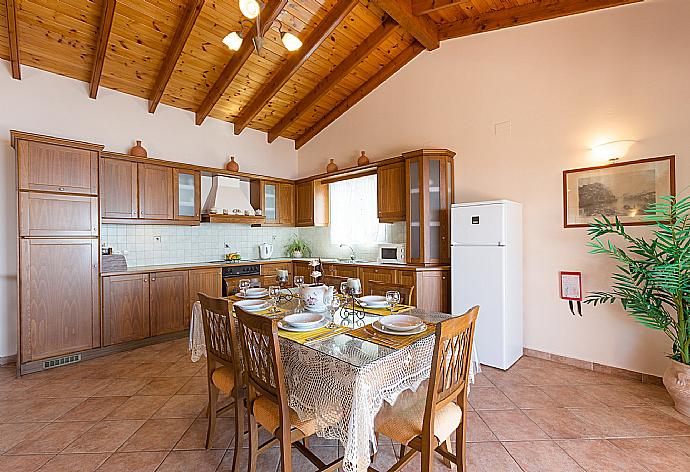 Open-plan living room with WiFi Internet, Satellite TV, DVD player, dining area, equipped kitchen and balcony access . - Villa Armandos . (Galleria fotografica) }}