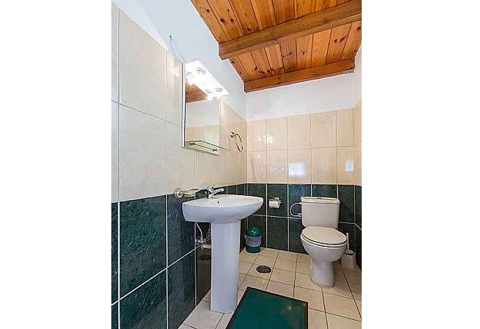 Bathroom . - Villa Armandos . (Fotogalerie) }}