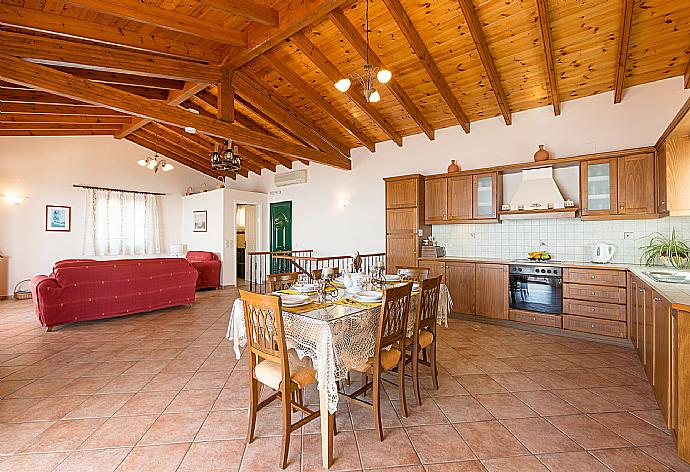 Open-plan living room with WiFi Internet, Satellite TV, DVD player, dining area, equipped kitchen and balcony access . - Villa Armandos . (Fotogalerie) }}