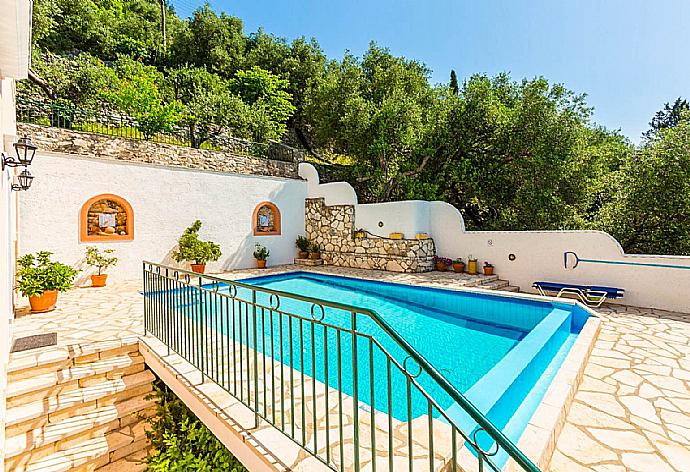 Private pool and terrace area . - Villa Armandos . (Galerie de photos) }}