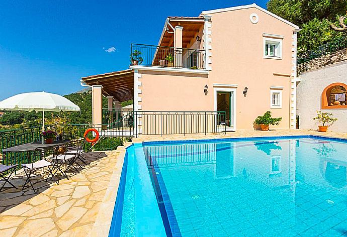 Private pool and terrace area . - Villa Armandos . (Galerie de photos) }}