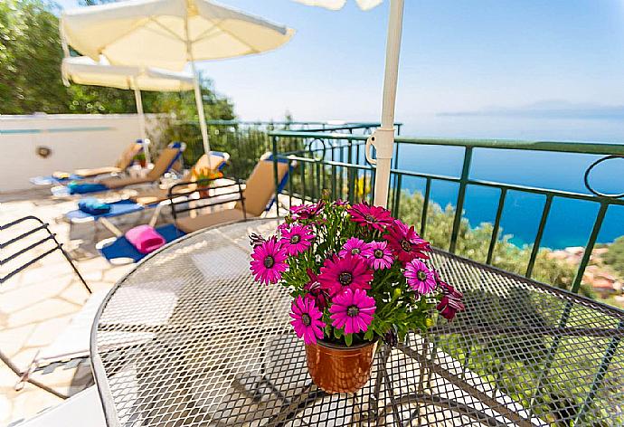 Terrace area and sea views . - Villa Armandos . (Galerie de photos) }}