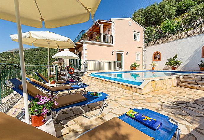 Private pool and terrace area . - Villa Armandos . (Galerie de photos) }}